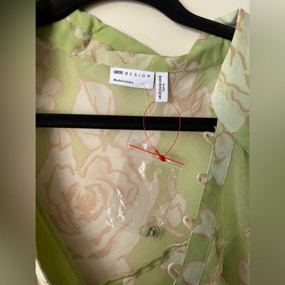 NWT•ASOS DESIGN Curve V-Neck Ruffle Blouse Green Floral Print Size US 18 - Picture 11 of 11